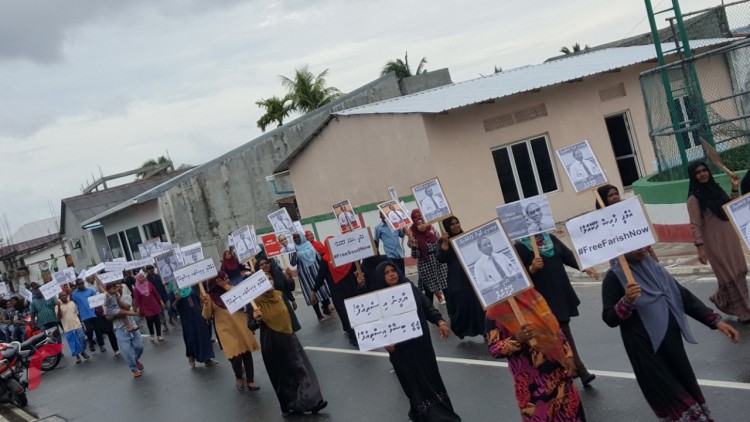 އޯގަސްޓް 11، 2017: ގއ. ވިލިނގިލީގައި ސަރުކާރާ ދެކޮޅަށް ބޭއްވި މުޒާހަރާގެ ތެރެއިން: ވިލިނގިލީ ދާއިރާގެ މެމްބަރު ސައުދު ހުސައިން މިނިވަން ކުރަން ގޮވާލި