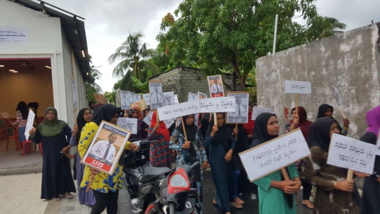 އޯގަސްޓް 11، 2017: ގއ. ވިލިނގިލީގައި ސަރުކާރާ ދެކޮޅަށް ބޭއްވި މުޒާހަރާގެ ތެރެއިން: މުޒާހަރާގެ ބައިވެރިން މަޖިލީހުގެ ރައީސް މަަސީހު އިސްތިއުފާ ދޭން ގޮވާލި