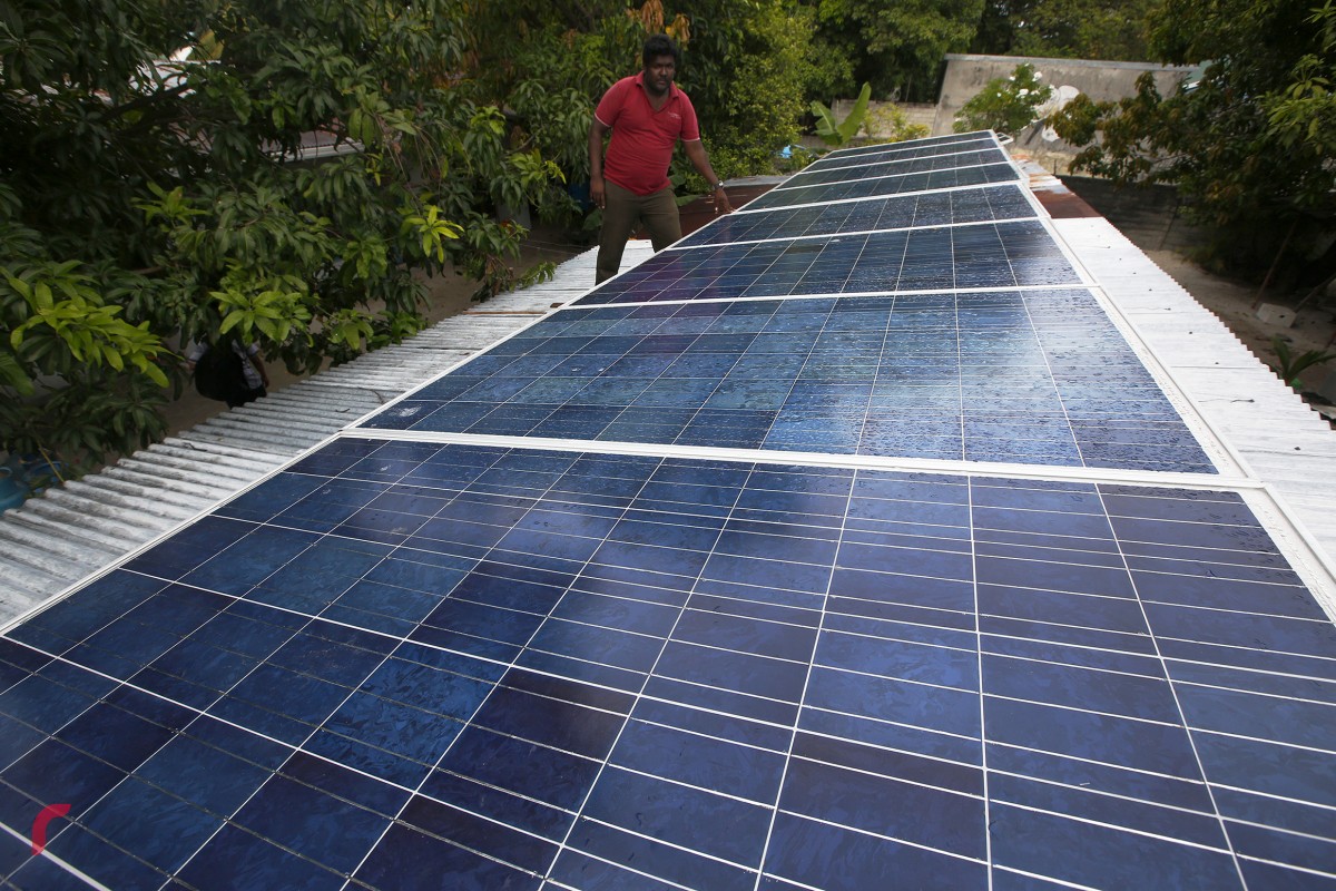 އިމާރާތެއްގެ ފުރާޅުގައި ސޯލާ ޕެނަލްތައް ހަރުކޮށްފައި