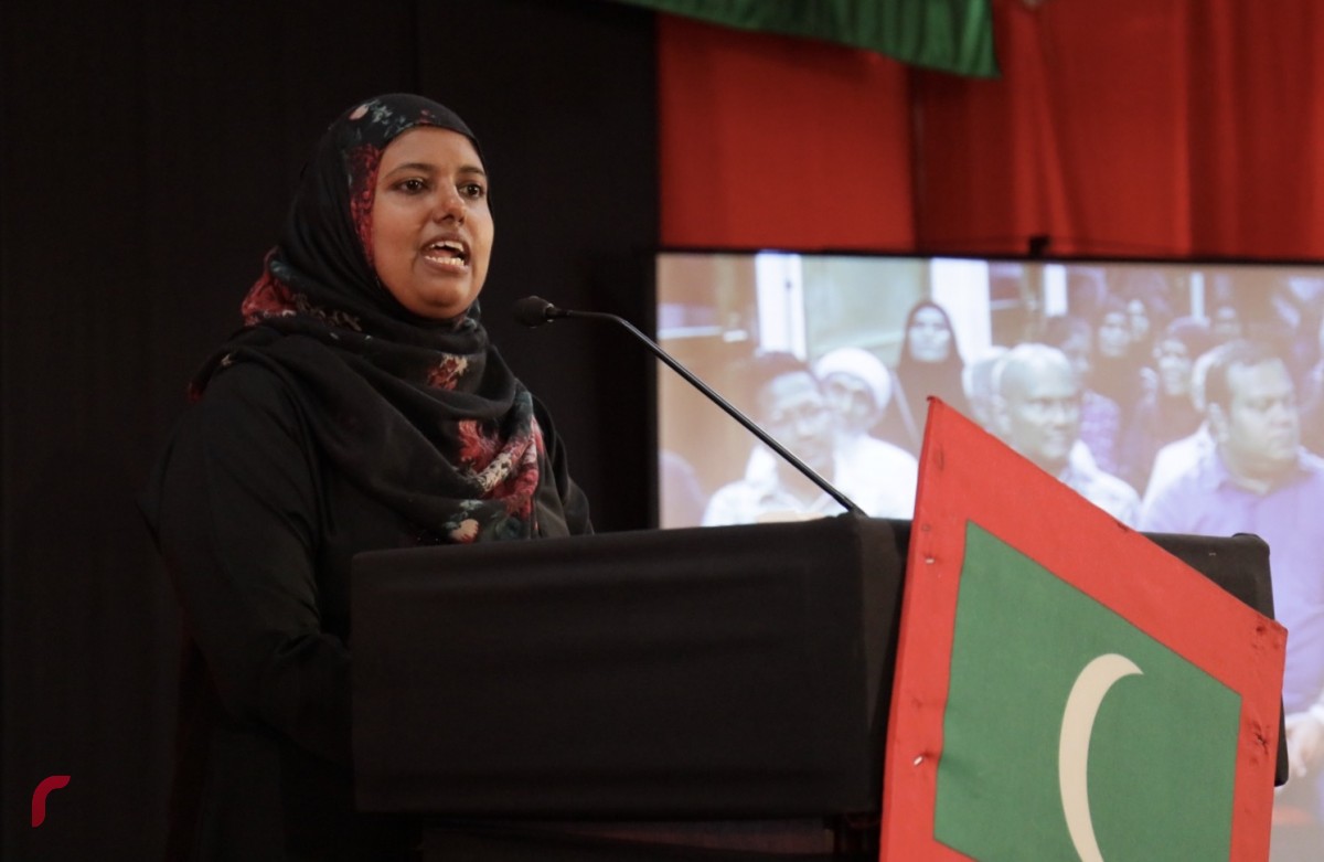 މިރޭ ޖަލްސާގައި ވާހަކަފުޅު ދައްކަވަމުން ޤާނޫނުގެ ތެރެއިން އަޒުލު ކުރެވޭ ފުރަތަމަ ރައީސްއަށް ރައީސް ޔާމީން ހައްދަވަން ޖެހޭނެ ތޯ އަދާލަތު ޕާޓީގެ ފޮރިން ރިލޭޝަންސް ކޮމިޓީގެ މުގައްރިރު ޝިދާތާ ޝަރީފް ވަނީ ސުވާލު އުފައްދަވާފައެވެ