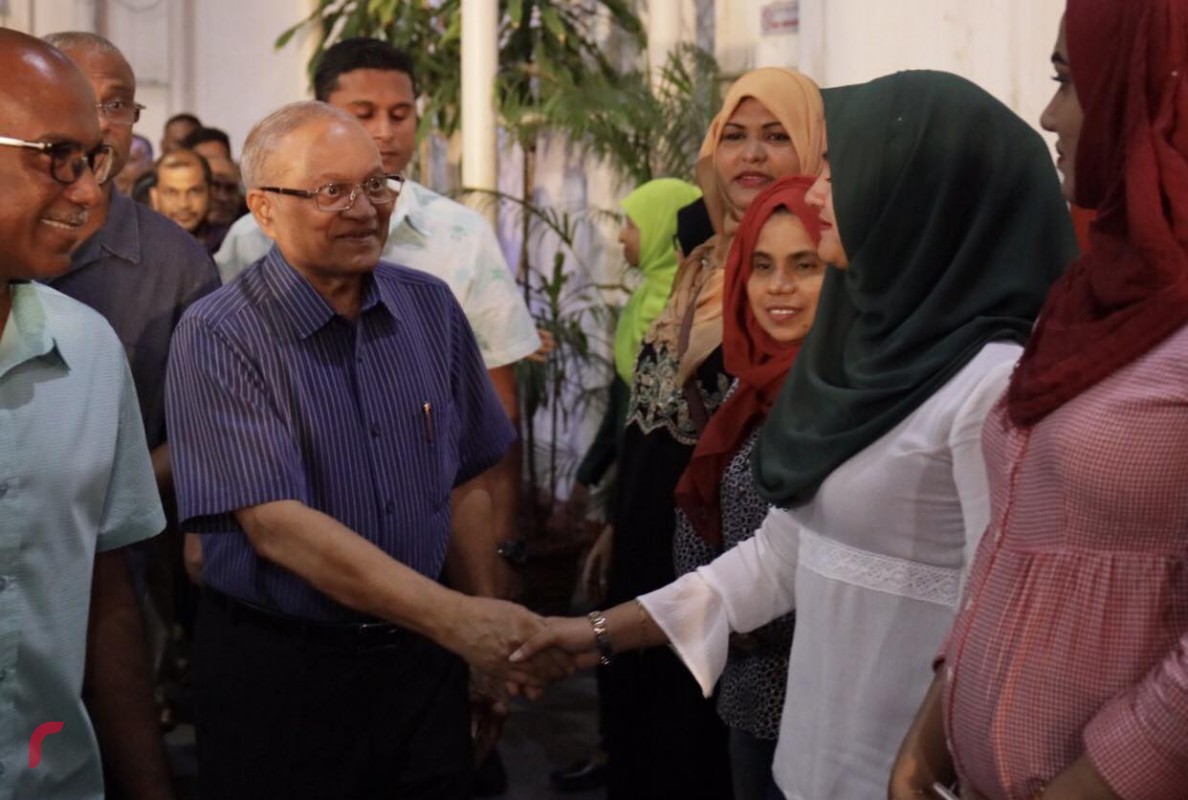 އިދިކޮޅު އިއްތިހާދުން އިންތިޒާމްކޮށްގެން މ. ކުނޫޒްގައި ބޭއްވި ޖަލްސާގައި ރައީސް މައުމޫން ބައިވެރިވެވަޑައިގެން، އާންމު މެމްބަރުންނާއި ސަލާމްކުރައްވަނީ - މި ޖަލްސާގައި ވަނީ އިދިކޮޅު އިއްތިހާދުގެ ގިނަ އިސްވެރިން ބައިވެރިވެވަޑައިގަންފައެވެ. 