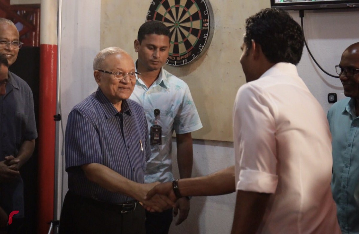 އިދިކޮޅު އިއްތިހާދުން އިންތިޒާމްކޮށްގެން މ. ކުނޫޒްގައި ބޭއްވި ޖަލްސާގައި ރައީސް މައުމޫން ބައިވެރިވެވަޑައިގެން، އާންމު މެމްބަރުންނާއި ސަލާމްކުރައްވަނީ - މި ޖަލްސާގައި ވަނީ އިދިކޮޅު އިއްތިހާދުގެ ގިނަ އިސްވެރިން ބައިވެރިވެވަޑައިގަންފައެވެ.