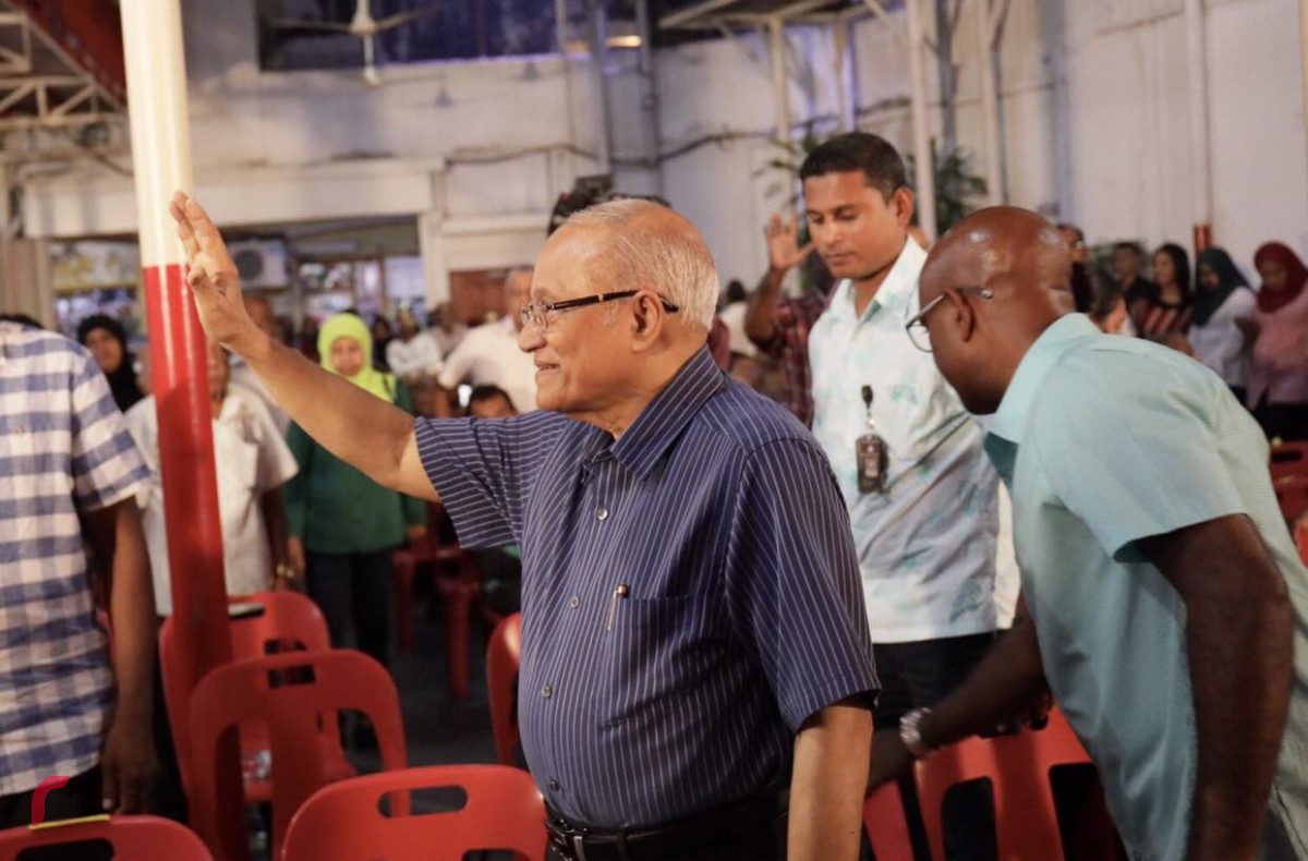 އިދިކޮޅު އިއްތިހާދުން އިންތިޒާމްކޮށްގެން މ. ކުނޫޒްގައި ބޭއްވި ޖަލްސާގައި ރައީސް މައުމޫން ބައިވެރިވެވަޑައިގަން، ޖަލްސާގައި ބައިވެރިވި އާންމު ރައްޔިތުންނަށް އަތުން ހަނާ އަޅުއްވަނީ - މި ޖަލްސާގައި ވަނީ އިދިކޮޅު އިއްތިހާދުގެ ގިނަ އިސްވެރިން ބައިވެރިވެވަޑައިގަންފައެވެ. 