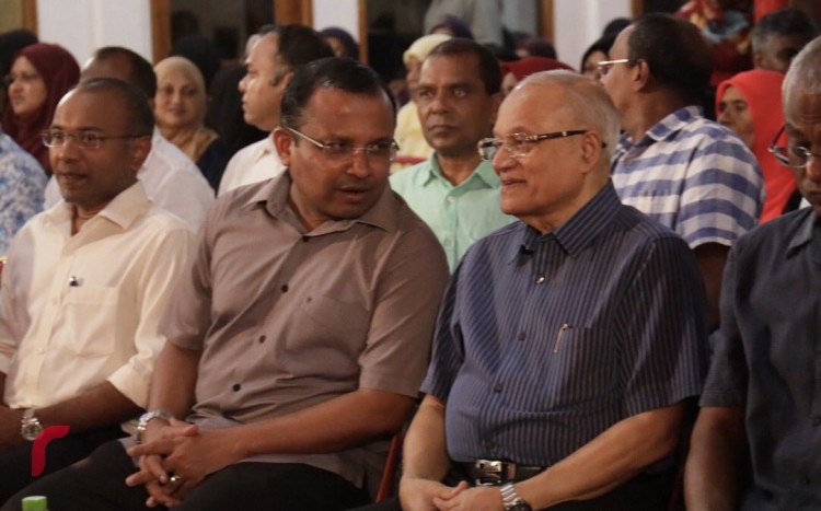 މިރޭ ގުޅިފައިވާ އިއްތިހާދުން ކުނޫޒްގައި ބޭއްވި ޖަލްސާގައި ޕީޕީއެމްގެ ރައީސް މައުމޫން އަދި ރިޔާޒް ބައިވެރިވެވަޑައިގެން، ދެ ބޭފުޅުން ވާހަކަދައްކަވަނީ - އިދިކޮޅު ސިޔާސީ ޕާޓީތަކުގެ ލީޑަރުން ތިއްބެވީ "ބަތަލުންގެ" ގޮތުގައި ކަމަށާއި  މިހާރު ކުރަމުން އަންނަ "ހަނގުރާމަ" އިން މޮޅުވާނެ ކަމަށް ރައީސް މައުމޫން ވަނީ ވިދާޅުވެފައެވެ.