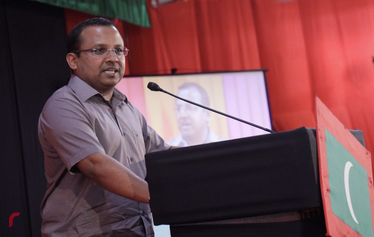 ރައީސް ޔާމިންއަށް ރާއްޖޭގެ އެއްވެސް ހިސާބަކުން ރީތި މަންޒަރެއް ނުފެންނަ ކަމަށާއި އެހެންކަމުން 2018 ގެ ރިޔާސީ އިންތިހާބުގައި އެމަނިކުފާނު ބައިވެރިވެ ވަޑައިގަންނަވާނެ ކަމަށް ޤަބޫލު ނުކުރެއްވޭކަމަށް ކިނބިދޫ ދާއިރާގެ މެމްބަރު އަބްދުﷲ ރިޔާޒް ވަނީ ވިދާޅުވެފައެވެ 