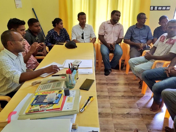 ގުޅިފައިވާ އިއްތިހާދުން ލޯކަލްކައުންސިލް އިންތިހާބުގެ ބައި އިލެކްޝަންއަށް ކެމްޕެއިން ކުރުމުގެ ގޮތުން ބ. ކަމަދޫގެ ކެމްޕެއިން ޓީމްއާއި ބައްދަލު ކުރަނީ