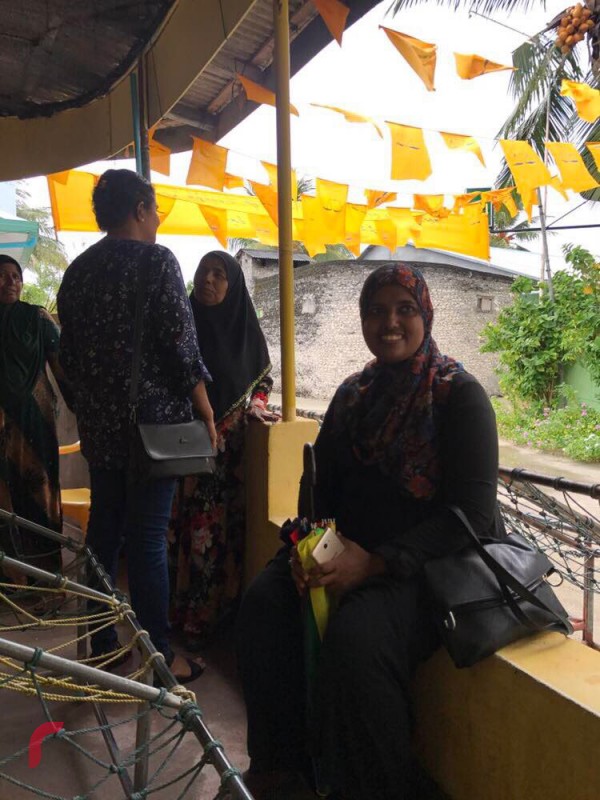 ލޯކަލް ކައުންސިލް އިންތިހާބުގެ ބައި އިލެކްޝަންއާއި ގުޅިގެން އިއްތިހާދުގެ ބައިވެރިން ބ. ކަމަދޫ އަށް ކުރަމުންދާ ކެމްޕެއިން ދަތުރުގައި ދޮރުން ދޮރަށް ހިނގާ ރައްޔިތުންގެ ހާލު ބަލައި ހަދަނީ