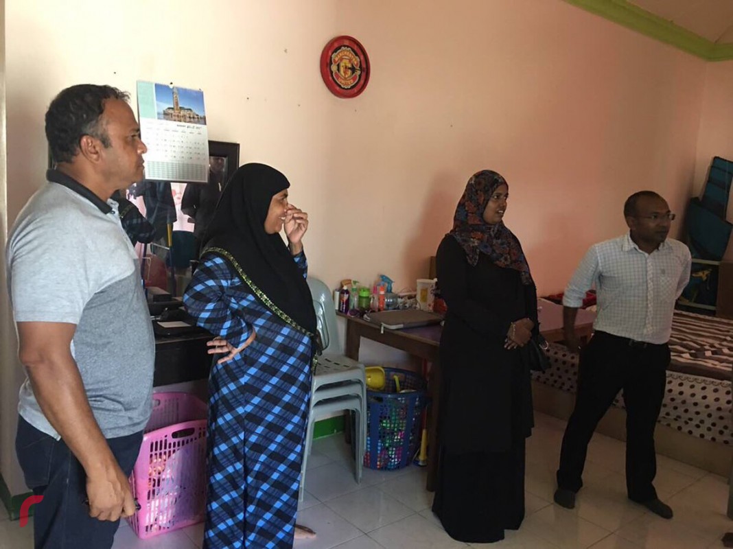 ލޯކަލް ކައުންސިލް އިންތިހާބުގެ ބައި އިލެކްޝަންއާއި ގުޅިގެން އިއްތިހާދުގެ ބައިވެރިން ބ. ކަމަދޫ އަށް ކުރަމުންދާ ކެމްޕެއިން ދަތުރުގައި ދޮރުން ދޮރަށް ހިނގާ ރައްޔިތުންގެ ގާލު ބަލައި ހަދަނީ