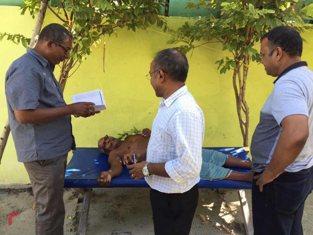 ލޯކަލް ކައުންސިލް އިންތިހާބުގެ ބައި އިލެކްޝަންއާއި ގުޅިގެން އެމްޑީޕީއިން ބ. ކަމަދޫ އަށް ކުރަމުންދާ ކެމްޕެއިން ދަތުރުގައި ދޮރުން ދޮރަށް ހިނގާ ރައްޔިތުންގެ ހާލު ބަލައި ހަދަނީ