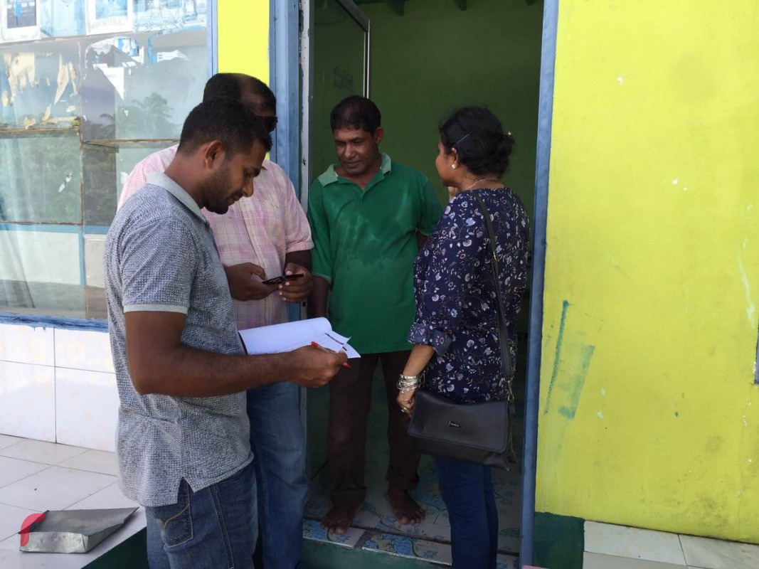 ލޯކަލް ކައުންސިލް އިންތިހާބުގެ ބައި އިލެކްޝަންއާއި ގުޅިގެން އެމްޑީޕީއިން ބ. ކަމަދޫ އަށް ކުރަމުންދާ ކެމްޕެއިން ދަތުރުގައި ދޮރުން ދޮރަށް ހިނގާ ރައްޔިތުންގެ ގާލު ބަލައި ހަދަނީ