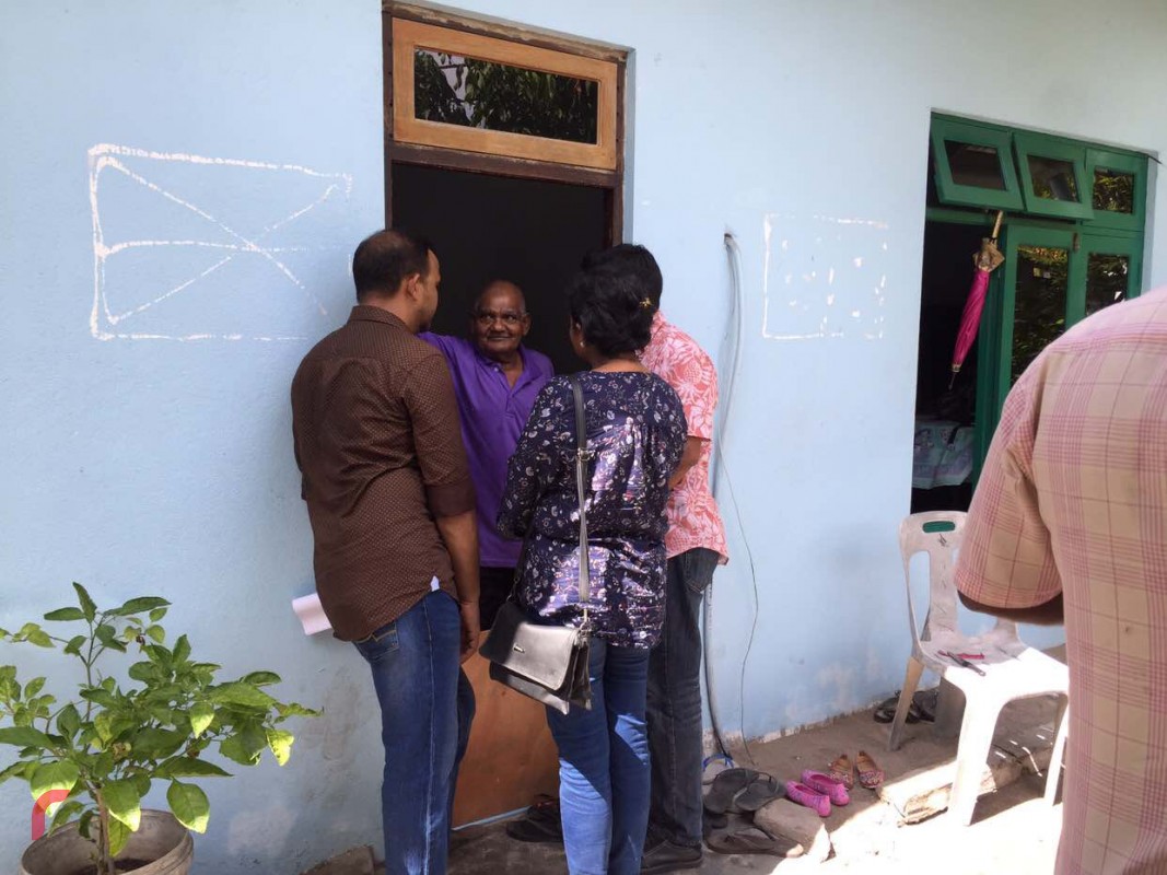 ލޯކަލް ކައުންސިލް އިންތިހާބުގެ ބައި އިލެކްޝަންއާއި ގުޅިގެން އިއްތިހާދުގެ ބައިވެރިން ބ. ކަމަދޫ އަށް ކުރަމުންދާ ކެމްޕެއިން ދަތުރުގައި ދޮރުން ދޮރަށް ހިނގާ ރައްޔިތުންގެ ގާލު ބަލައި ހަދަނީ،