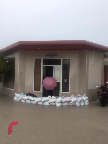 އޯގަސްޓް 18، 2017: ފެންބޮޑުވުމުގެ ސަބަބުން ތިން ފިހާރައެއްގެ މުދާ ކައުންސިލްގެ އެހީއާ އެކު ރައްކާތެރިކޮށްފައިވާ ކަމަށާއި މިހާތަނަށް އެމްއެންޑީއެފްގެ ފަރާތުން އެހީތެރިކަން ލިބިފައި ނުވާތީ ފެންހިއްކުމުގެ ގާބިލުކަން ލިބިފައި ނުވާކަމަށް ރަށު ކައުންސިލުން ބުނޭ