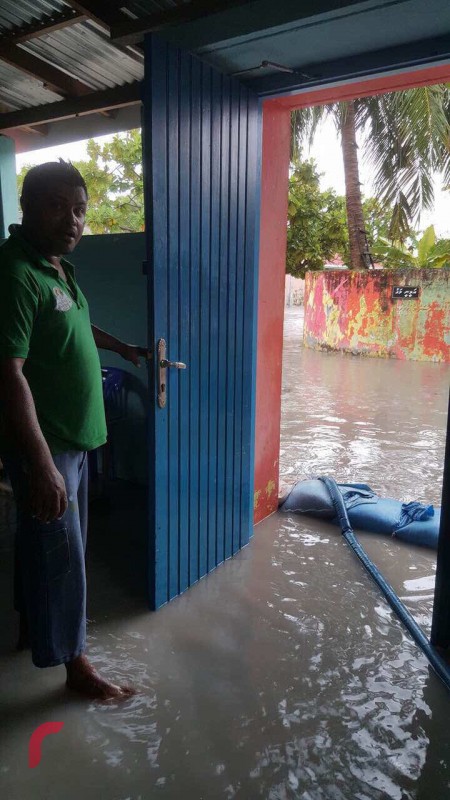 އޯގަސްޓް 18، 2017: މިލަންދޫ ކައުންސިލްގެ ނައިބު ރައީސް އަހުމަދު ޝިޔާމް ވިދާޅުވީ، ހުކުރުދުވަހު ހެނދުނެއްސުރެ ހުއްޓާނުލައި ވެހެނު ވާރޭގެ ސަބަބުން މިލަންދޫގެ ގިނަ ގެތަކަކަށް ފެންވަދެ ގެއްލުން ވެފައިވާ ކަމަށް