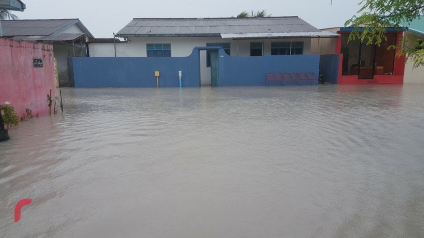 އޯގަސްޓް 18، 2017: ށ. މިލަންދޫއަށް ކުރަމުންދާ ވިއްސާރައިގައި ބޯކޮށް ވާރޭވެހި ފެންބޮޑުވެ ގިނަ އަދަދެއްގެ ގެތަކަށްވަނީ ގެއްލުން ވެފައި. 