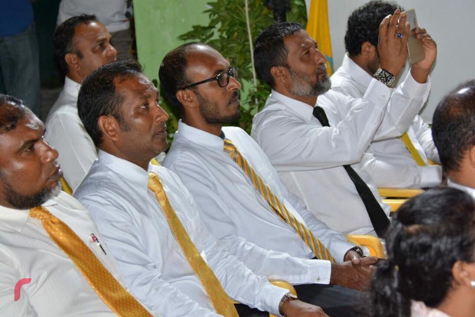 އޯގަސްޓް 17، 2017:  ބ. އަތޮޅު ކަމަދޫ ރަށު ކައުންސިލްގެ ބައި އިލެކްޝަންގައި އެމްޑީޕީން ވާދަކުރާ ކެންޑިޑޭޓަށް ތާއިދު ހޯދުމަށް އެރަށުގައި ބޭއްވި ޖަލްސާގެތެރެއިން