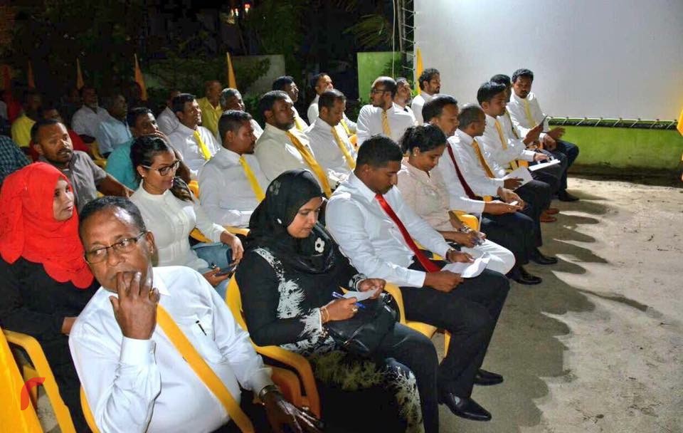 އޯގަސްޓް 17، 2017: ބ. އަތޮޅު ކަމަދޫ ރަށު ކައުންސިލްގެ ބައި އިލެކްޝަންގައި އެމްޑީޕީން ވާދަކުރާ ކެންޑިޑޭޓަށް ތާއިދު ހޯދުމަށް އެރަށުގައި ބޭއްވި ޖަލްސާގެ ތެރެއިން