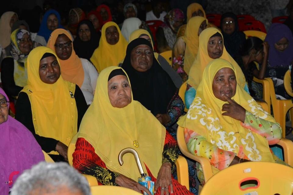 އޯގަސްޓް 17، 2017: ބ. އަތޮޅު ކަމަދޫ ރަށު ކައުންސިލްގެ ބައި އިލެކްޝަންގައި އެމްޑީޕީން ވާދަކުރާ ކެންޑިޑޭޓަށް ތާއިދު ހޯދުމަށް އެރަށުގައި ބޭއްވި ޖަލްސާގެ ތެރެއިން