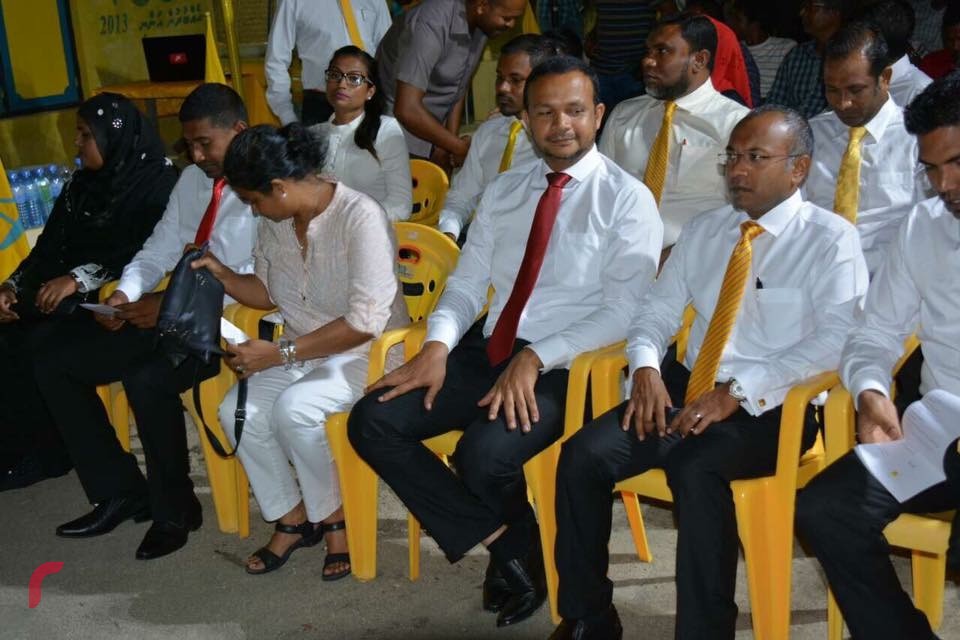 އޯގަސްޓް 17، 2017: ބ. އަތޮޅު ކަމަދޫ ރަށު ކައުންސިލްގެ ބައި އިލެކްޝަންގައި އެމްޑީޕީން ވާދަކުރާ ކެންޑިޑޭޓަށް ތާއިދު ހޯދުމަށް އެރަށުގައި ބޭއްވި ޖަލްސާގެ ތެރެއިން