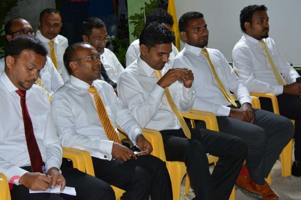 އޯގަސްޓް 17، 2017: ބ. އަތޮޅު ކަމަދޫ ރަށު ކައުންސިލްގެ ބައި އިލެކްޝަންގައި އެމްޑީޕީން ވާދަކުރާ ކެންޑިޑޭޓަށް ތާއިދު ހޯދުމަށް އެރަށުގައި ބޭއްވި ޖަލްސާގެ ތެރެއިން