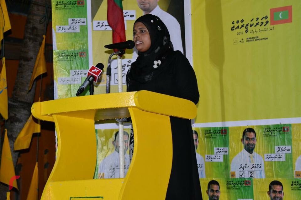 އޯގަސްޓް 7، 2017: ބ. އަތޮޅު ކަމަދޫ ރަށު ކައުންސިލްގެ ބައި އިލެކްޝަންގައި އެމްޑީޕީން ވާދަކުރާ ކެންޑިޑޭޓަށް ތާއިދު ހޯދުމަށް އެރަށުގައި ބޭއްވި ޖަލްސާގައި އަދާލަތު ޕާޓީގެ ޝިދާތާ ޝަރީފް ވާހަކަ ދައްކަވަނީ 