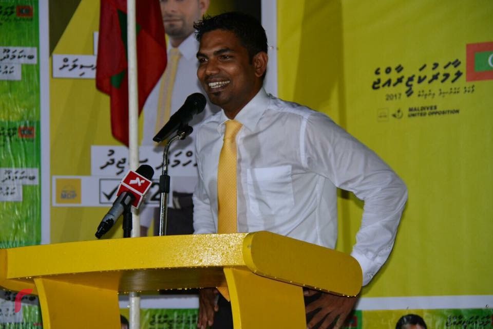 އޯގަސްޓް 17، 2017: ބ. އަތޮޅު ކަމަދޫ ރަށު ކައުންސިލްގެ ބައި އިލެކްޝަންގައި އެމްޑީޕީން ވާދަކުރާ ކެންޑިޑޭޓަށް ތާއިދު ހޯދުމަށް އެރަށުގައި ބޭއްވި ޖަލްސާގައި އެމްޑީޕީގެ ނައިބު ރައީސް ޝިފާޒު ވާހަކަދައްކަވަނީ