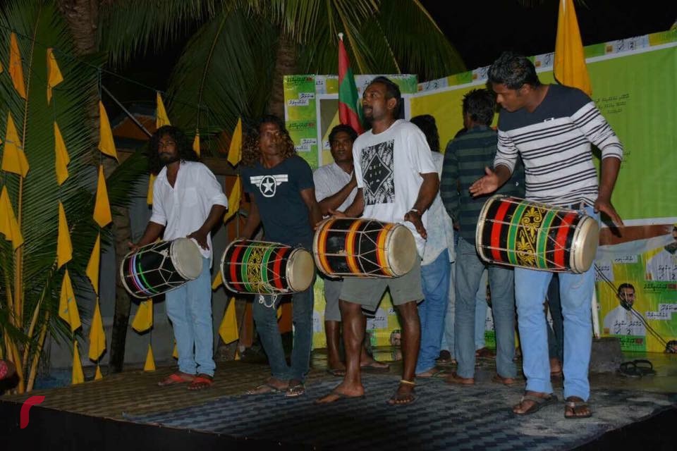 އޯގަސްޓް 17، 2017: ބ. އަތޮޅު ކަމަދޫ ރަށު ކައުންސިލްގެ ބައި އިލެކްޝަންގައި އެމްޑީޕީން ވާދަކުރާ ކެންޑިޑޭޓަށް ތާއިދު ހޯދުމަށް އެރަށުގައި ބޭއްވި ޖަލްސާގެ ތެރެއިން