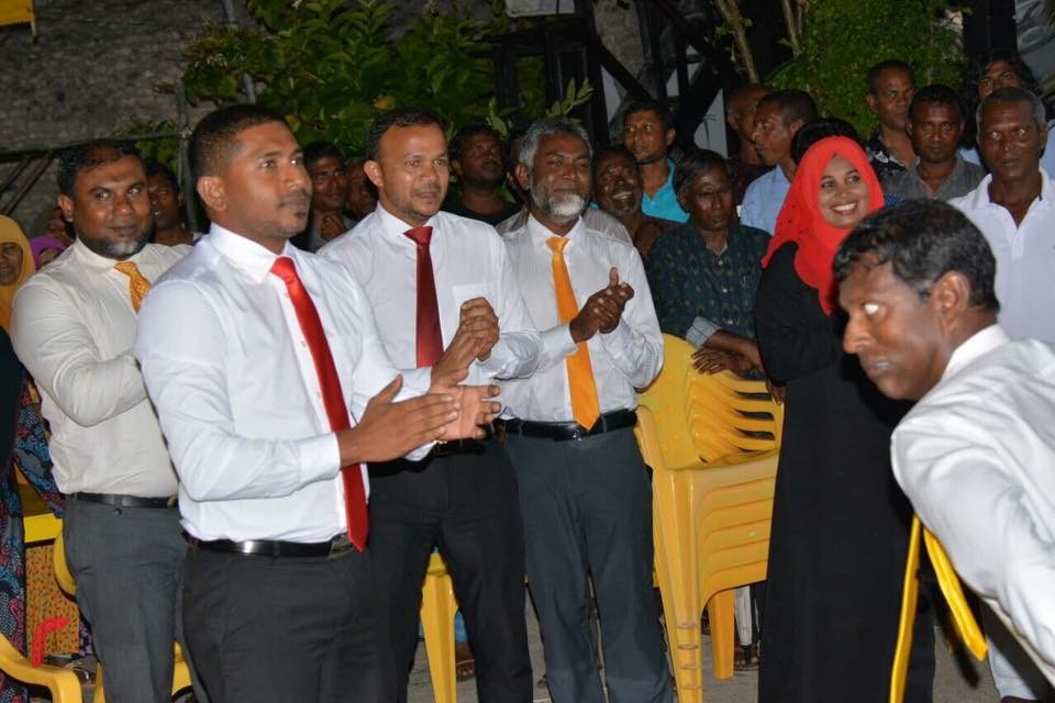 އޯގަސްޓް 17، 2017: ބ. އަތޮޅު ކަމަދޫ ރަށު ކައުންސިލްގެ ބައި އިލެކްޝަންގައި އެމްޑީޕީން ވާދަކުރާ ކެންޑިޑޭޓަށް ތާއިދު ހޯދުމަށް އެރަށުގައި ބޭއްވި ޖަލްސާގެ ތެރެއިން