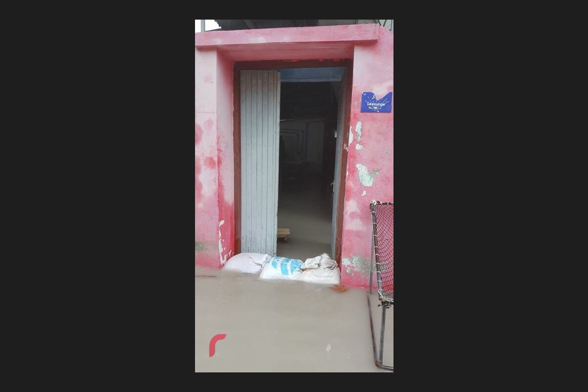 އޯގަސްޓް 18، 2017: ށ. މިލަންދޫއަށް ކުރަމުންދާ ވިއްސާރައިގައި ގެއަކަށް ފެންވަނުން ހުއްޓުވުމަށް ވެލި ބަސްތާ ޖަހާފައި، މިހާރު މިލަންދޫއަށް ކުރަމުންދާ ވިއްސާރާގައި ގިނަ އަދަދެއްގެ ގެއަކަށް ފެންވަދެ ހިފާ ގެންގުޅޭ ތަކެއްޗަށް ވަނީ ގެއްލުން ވެފައި