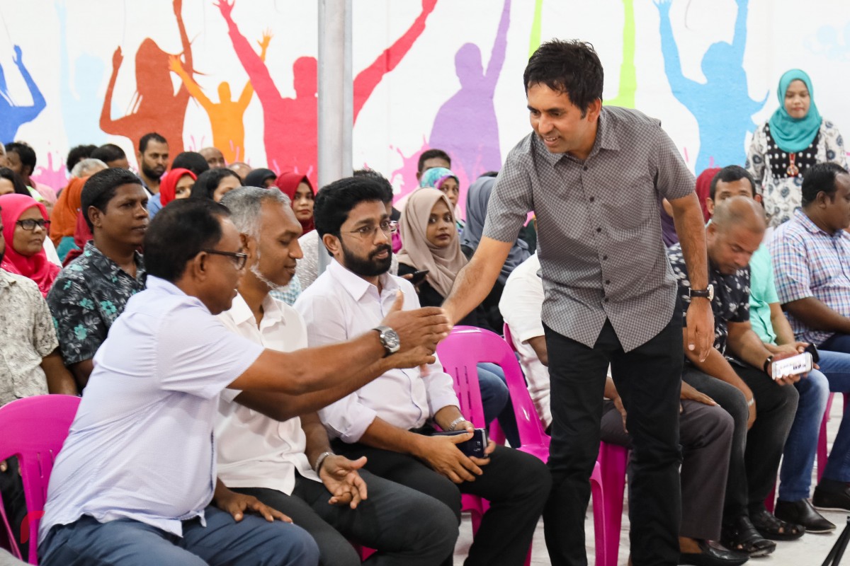 އޯގަސްޓް 18، 2017: ޕީޕީއެމްގެ މައި ޖަގަހަ، ރުމާލު 2 ޖަގަހައިގައި ބޭއްވި ޖަލްސާގައި އިކޮނޮމިކް މިނިސްޓަރު މުހައްމަދު ސައީދު ސަލާމްކުރައްވަނީ