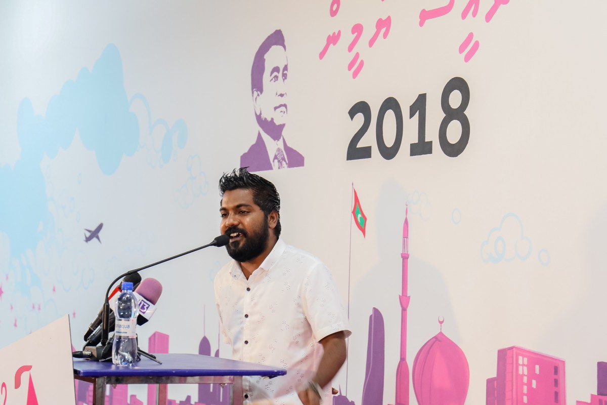 އޯގަސްޓް 18، 2017: ޕީޕީއެމްގެ މައި ޖަގަހަ، ރުމާލު 2 ޖަގަހައިގައި ބޭއްވި ޖަލްސާގައި ވެލިދޫ ދާއިރާގެ މެމްބަރު އަބްދުﷲ ޔާމީން ވާހަކަ ދައްކަވަނީ