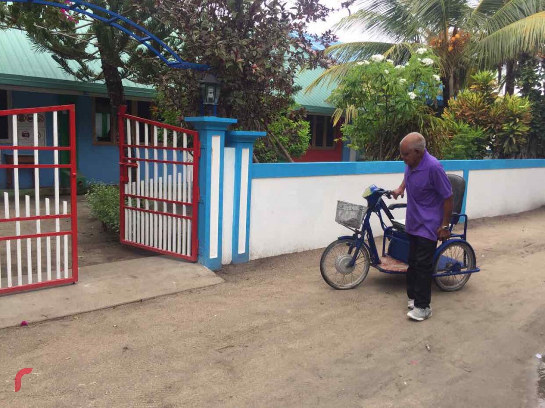 19 އޯގަސްޓް 2017:- ބ.ކަމަދޫ ލޯކަލް ކައުންސިލް އިންތިހާބުގެ ބައި އިލެކްޝަންގައި ވޯޓްލުމަށް މީހަކު ބ. ކަމަދޫ ވޯޓުލާ މަރުކަޒަށް ވަންނަނީ. 