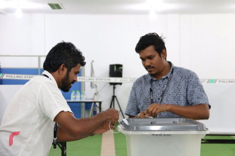 19 އޯގަސްޓް 2017:- ބ.ކަމަދޫ ލޯކަލް ކައުންސިލް އިންތިހާބުގެ ބައި އިލެކްޝަންގެ ވޯޓްލުން މާލޭގައި ކުރިއަށްދަނީ، މާލޭގައި ބެހެއްޓިފައިވާ ވޯޓް ފޮއްޓަށް މިހާތަނަށް 15 މީހުން ވަނީ ވޯޓް ލާފައި