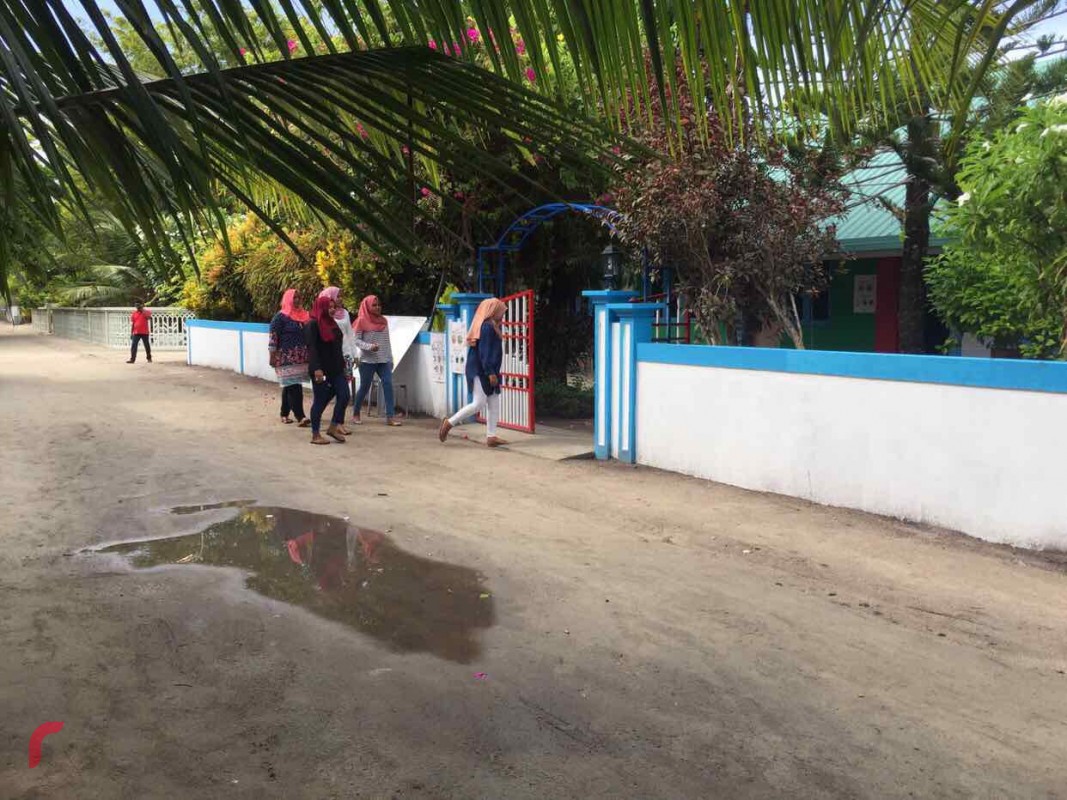 19 އޯގަސްޓް 2017:- ބ.ކަމަދޫ ލޯކަލް ކައުންސިލް އިންތިހާބުގެ ބައި އިލެކްޝަންގައި ވޯޓްލުމަށް ބަޔަކު ބ. ކަމަދޫ ވޯޓުލާ މަރުކަޒަށް ވަންނަނީ. 