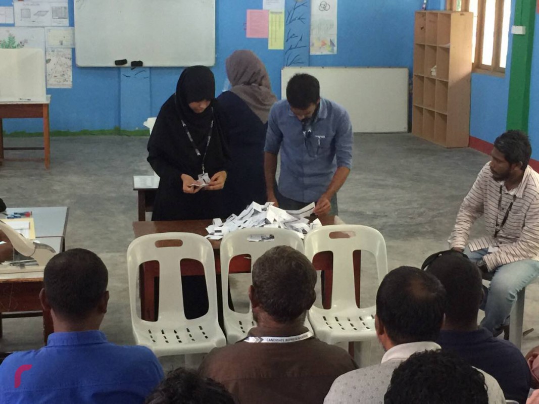 19 އޯގަސްޓް 2017:- ބ. ކަމަދޫ ލޯކަލް ކައުންސިލްގެ ބައި އިލެކްޝަންގެ ވޯޓްފޮށި ބަންދުކޮށް ބ.ކަމަދޫގައި ބެހެއްޓުނު ވޯޓްފޮށި ގުނަނީ، 27 ވޯޓްގެ ނަތީޖާއިން ލޯކަލް ކައުންސިލްގެ ބައި އިލެކްޝަން ކާމިޔާބުކޮށްފައިވަނީ އެމްޑީޕީގެ ކެނޑިޑޭޓް