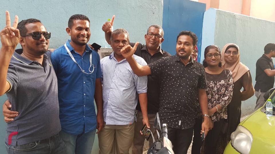 19 އޯގަސްޓް 2017:- މިއަދު ބޭއްވުނު ބ.ކަމަދޫ ލޯކަލް ކައުންސިލްގެ ބައި އިލެކްޝަންގެ ނަތީޖާ ލިބުމާއިއެކު އެމްޑީޕީގެ ކެނޑިޑޭޓް ސާޖިދު އަދި އެމްޑީޕީގެ ބައެއް ބޭފުޅުން މަޑުކޮށްލައިގެން، މި އިލެކްޝަން ސާޖިދު ކާމިޔާބުކޮށްފައިވަނީ 27 ވޯޓްގެ ތަފާތުން