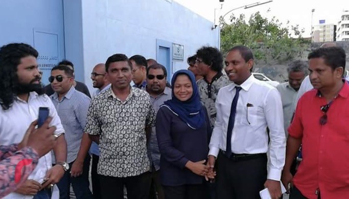 އޯގަސްޓް 20، 2017: މެމްބަރު އަމީތާއި ސައުދަށް ކަނޑައަޅާފައިވާ ޝަރުތުތަކަކީ ރޭގަނޑު 9 އަކުން ހެނދުނު 7 ޖަހަންދެން ގޭގައި މަޑުކުރުމާއި ހެއްކަށް ނުފޫޒު ނުފޯރުވުމާއި ކޯޓުން އަންގާ ވަގުތެއްގައި ކޯޓަށް ހާޒިރުވުން