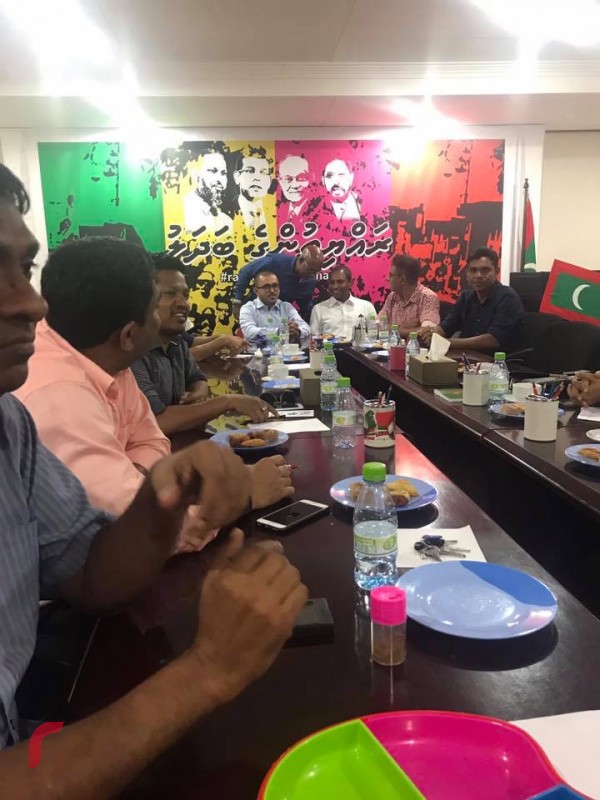 އޯގަސްޓް 20، 2017: މިއަދު ޝަރުތުތަކަކާއިއެކު މެމްބަރު އަމީތްއާއި ސައުދު ބަންދުން ދޫކޮށްލުމުން ކުނޫޒްގައި އިދިކޮޅު އިއްތިހާދުގެ މެމްބަރުން މަރުހަބާ ކިޔަނީ ، ސައުދުއާއި އަމީތު ދޫކޮށްލައިފައިވަނީ ޝަރުރުތަކެށް ކޮށްފައި