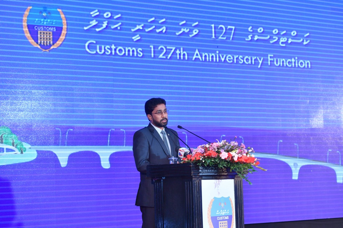 އޮގަސްޓް 20، 2017- ކަސްޓަމްސްގެ 127ވަނަ އަހަރީ ދުވަހުގެ މުނާއްސަބަތުގައިި ވާހަކަފުޅު ދައްކަވަމުން ހޯމް މިނިސްޓަރު އަޒްލީން ވިދާޅުވެފައިވަނި ކަސްޓަމްސްއަކީ ރާއްޖޭގެ ތަރައްގީގެ ބޮޑު ހިއްސާއެއް އަދާކުރާ މުއައްސަސާއެއްކަމަށް