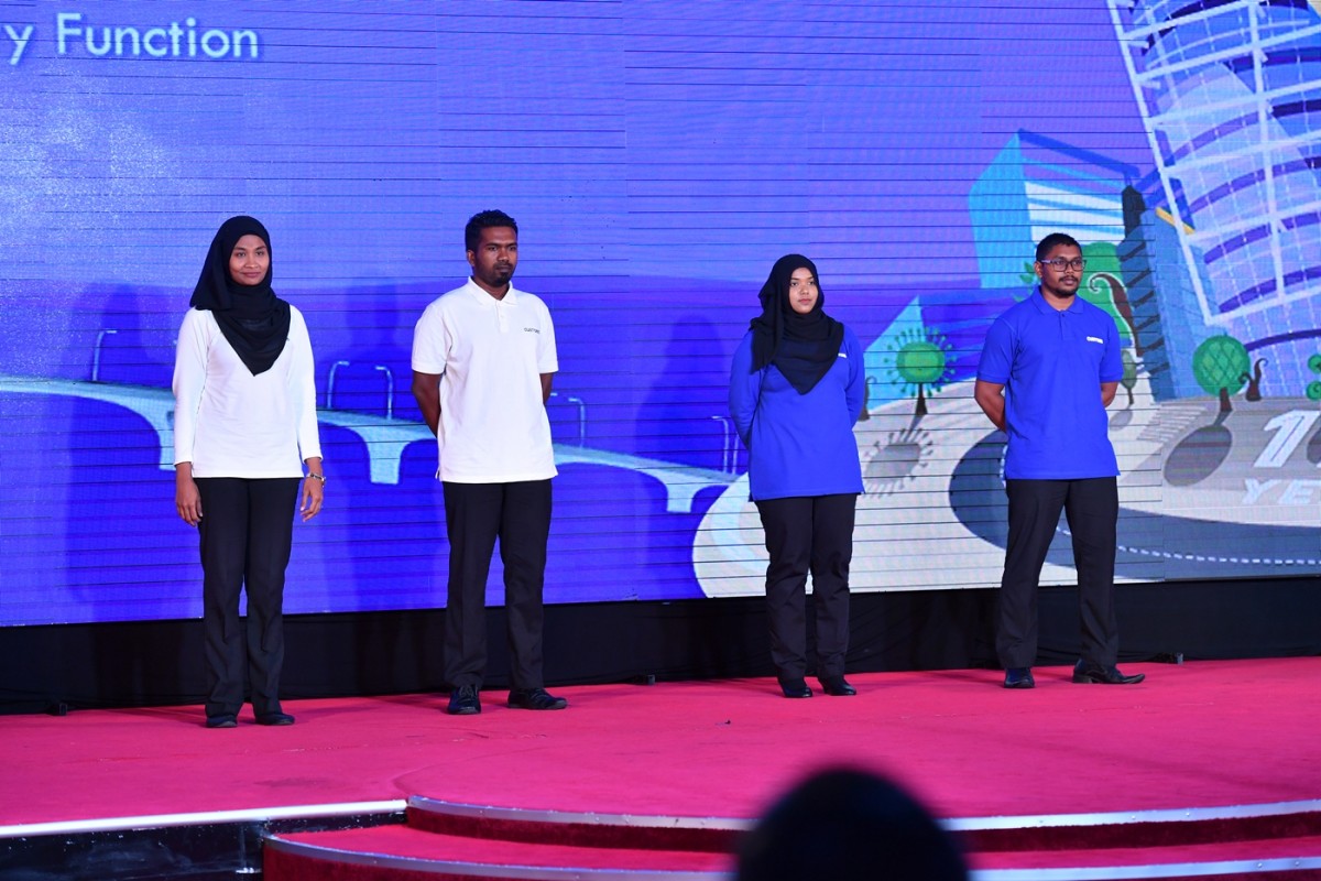 އޮގަސްޓް 20، 2017- ކަސްޓަމްސްގެ 127 ވަނަ އަހަރީ ދުވަހުގެ މުނާސަބަތުގައި ބޭއްވި ޖަލްސާގައި ކަސްޓަމްސްގެ އެކި ޑިޕާޓްމަންޓް ތަކަށް ހާއްސަ ކޮށްފައިވާ އައު ޔުނީފޯމްތައް ދައްކާލަނީ ، މި ޖަލްސާ ޝަރަފްވެރި ކޮށްދީފައިވަނީ ނައިބު ރައީސް އަބްދުﷲ ޖިހާދު