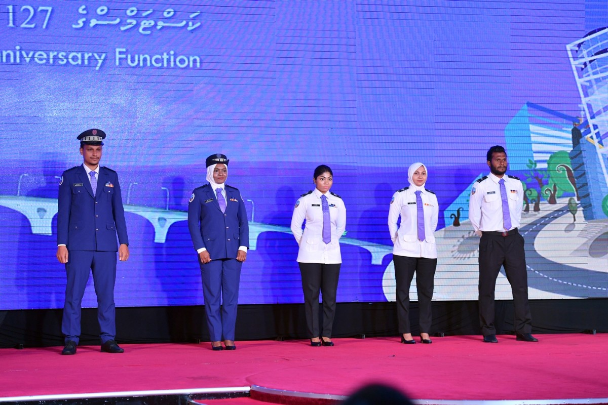 އޮގަސްޓް 20، 2017- ކަސްޓަމްސްގެ 127 ވަނަ އަހަރީ ދުވަހުގެ މުނާސަބަތުގައި ބޭއްވި ޖަލްސާގައި ކަސްޓަމްސްގެ އެކި ޑިޕާޓްމަންޓް ތަކަށް ހާއްސަ ކޮށްފައިވާ އައު ޔުނީފޯމްތައް ދައްކާލަނީ ، މި ޖަލްސާ ޝަރަފްވެރި ކޮށްދީފައިވަނީ ނައިބު ރައީސް އަބްދުﷲ ޖިހާދު