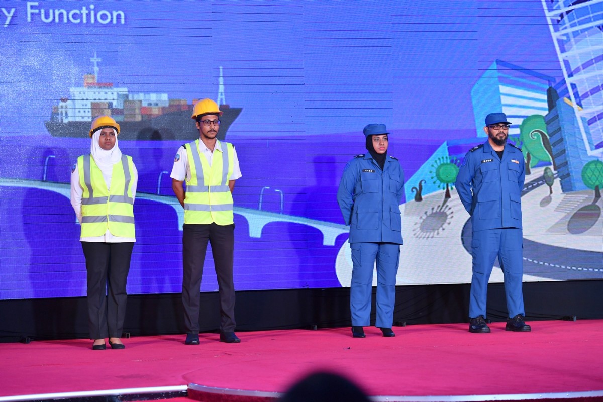 އޮގަސްޓް 20، 2017- ކަސްޓަމްސްގެ 127 ވަނަ އަހަރީ ދުވަހުގެ މުނާސަބަތުގައި ބޭއްވި ޖަލްސާގައި ކަސްޓަމްސްގެ އެކި ޑިޕާޓްމަންޓް ތަކަށް ހާއްސަ ކޮށްފައިވާ އައު ޔުނީފޯމްތައް ދައްކާލަނީ ، މި ޖަލްސާ ޝަރަފްވެރި ކޮށްދީފައިވަނީ ނައިބު ރައީސް އަބްދުﷲ ޖިހާދު