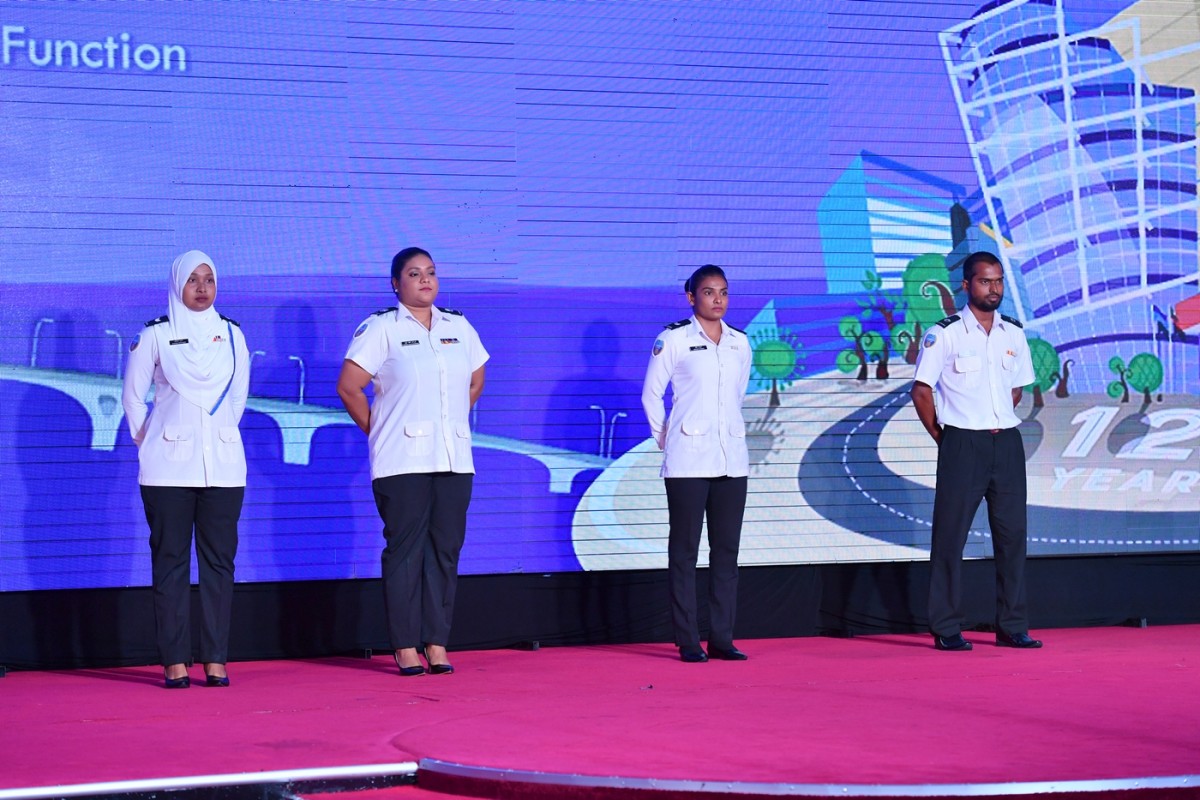 އޮގަސްޓް 20، 2017- ކަސްޓަމްސްގެ 127 ވަނަ އަހަރީ ދުވަހުގެ މުނާސަބަތުގައި ބޭއްވި ޖަލްސާގައި ކަސްޓަމްސްގެ އެކި ޑިޕާޓްމަންޓް ތަކަށް ހާއްސަ ކޮށްފައިވާ އައު ޔުނީފޯމްތައް ދައްކާލަނީ ، މި ޖަލްސާ ޝަރަފްވެރި ކޮށްދީފައިވަނީ ނައިބު ރައީސް އަބްދުﷲ ޖިހާދު