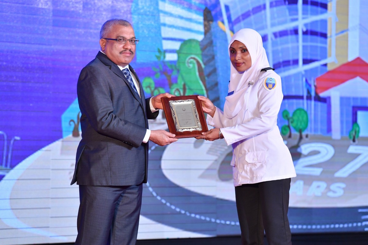 އޮގަސްޓް 20، 2017- ކަސްޓަމްސްގެ 127 ވަނަ އަހަރީ ދުވަހުގެ މުނާސަބަތުގައި ބޭއްވި ޖަލްސާގައި ކަސްޓަމްސްއަށް ގިނަދުވަހު ހިދުމަތްކޮށްފައިވާ ފަރާތްތަކަށް ނައިބު ރައީސް ޖިހާދު ހަނދާނީ ފިލާ އަރުވަނީ