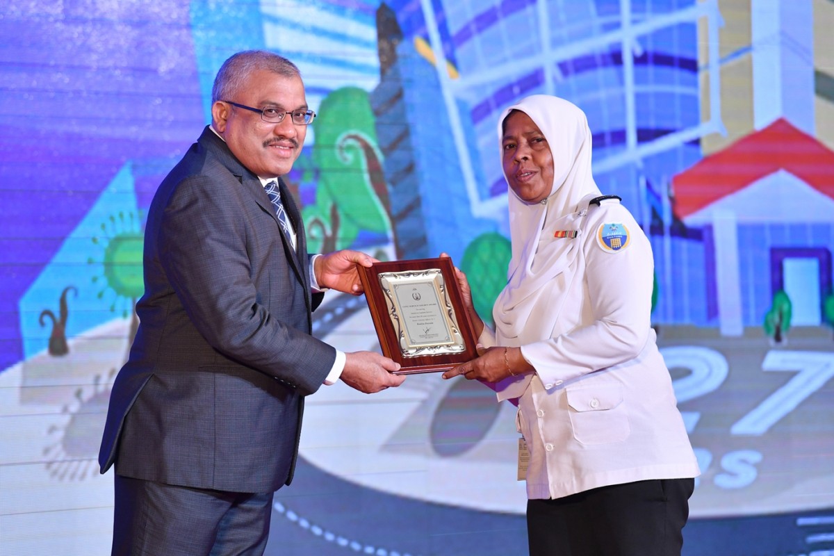 އޮގަސްޓް 20، 2017- ކަސްޓަމްސްގެ 127 ވަނަ އަހަރީ ދުވަހުގެ މުނާސަބަތުގައި ބޭއްވި ޖަލްސާގައި ކަސްޓަމްސްއަށް ގިނަދުވަހު ހިދުމަތްކޮށްފައިވާ ފަރާތްތަކަށް ނައިބު ރައީސް ޖިހާދު ހަނދާނީ ފިލާ އަރުވަނީ