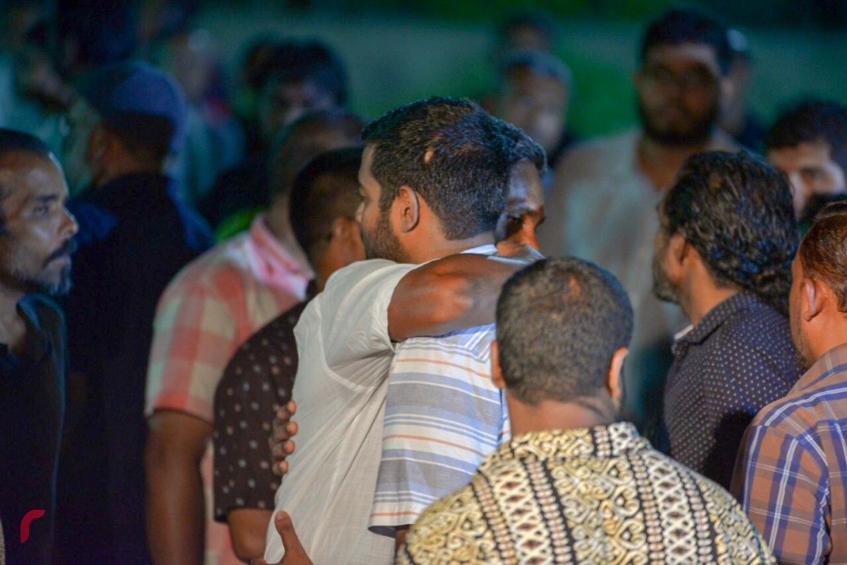 އޯގަސްޓް 20، 2017: ލަވަ ކިޔުންތެރިޔާ މޭޖާ އާތިފްގެ ޖަނާޒާގައި އޭނާގެ އާއިލާ ބަޔަކު ހިތާމަކުރަނީ: އޭނާގެ މޫނު ބެލުމަށް ދައުލަތުގެ ވެރިންނާއި ބައެއް ވަޒީރުންނާއި ގިނަ އަދަދެއްގެ ސިފައިންވަނީ ބައިވެރިވި