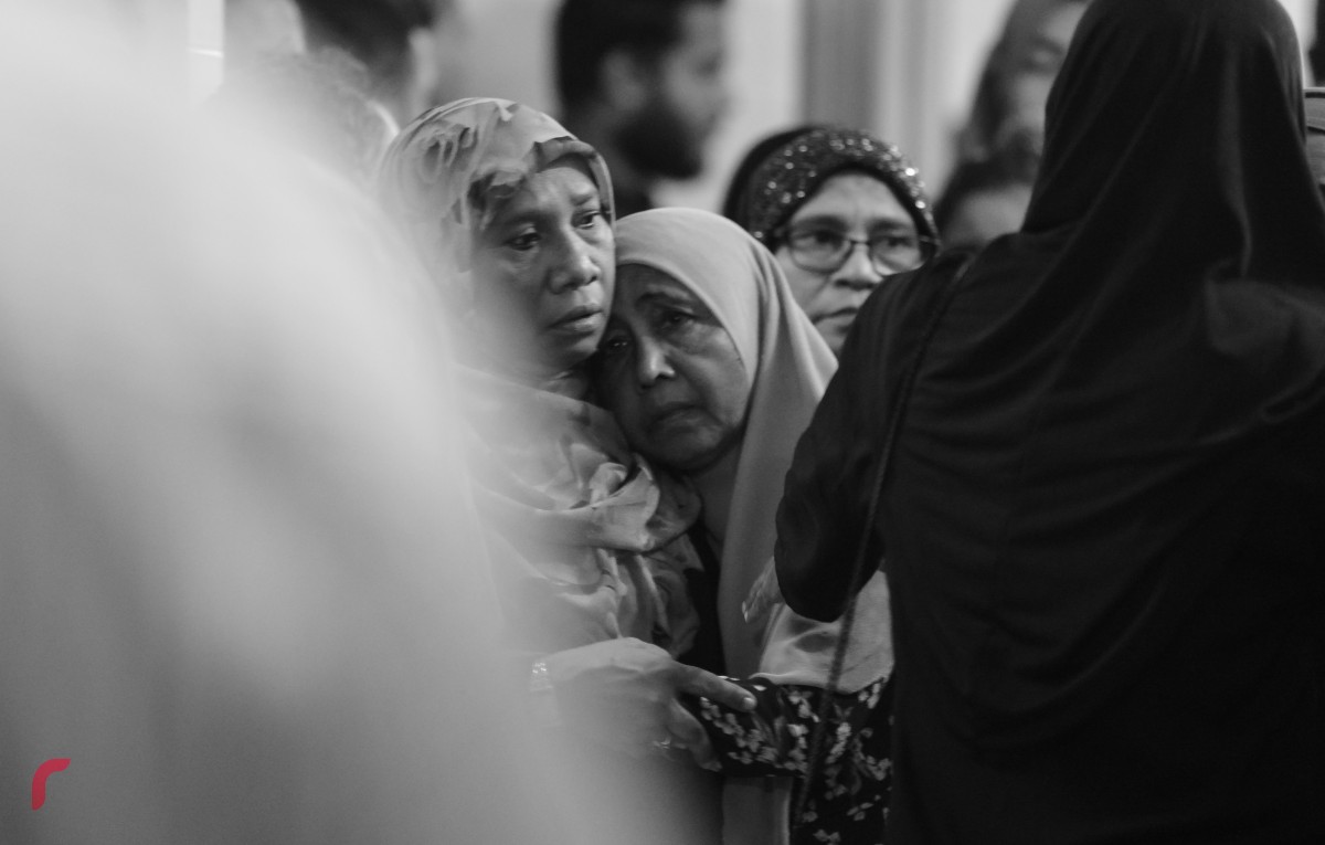 އޯގަސްޓް 20، 2017: ލަވަ ކިޔުންތެރިޔާ މޭޖާ އާތިފްގެ ޖަނާޒާގައި އޭނާގެ އާއިލާ ބަޔަކު ހިތާމަކުރަނީ