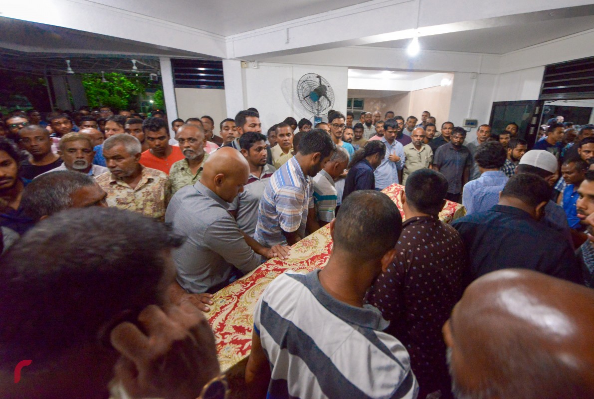 އޯގަސްޓް 20، 2017: ލަވަ ކިޔުންތެރިޔާ މޭޖާ އާތިފްގެ ޖަނާޒާ: ކުއްލި ގޮތަކަށް އާތިފް ނިޔާވިއިރު އޭނާ ހުންނެވީ އެމްއެންޑީއެފްގެ ނޮދާން އޭރިއާގެ ޑެޕިއުޓީ ކޮމާންޑަރަކަށް