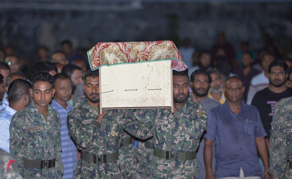 އޯގަސްޓް 20، 2017: ލަވަ ކިޔުންތެރިޔާ މޭޖާ އާތިފްގެ ސަންދޯއް ގެންދަނީ