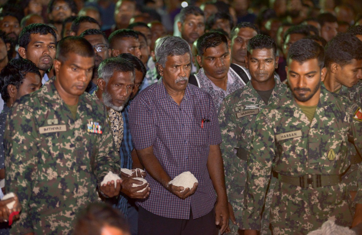 އޯގަސްޓް 20، 2017: ލަވަ ކިޔުންތެރިޔާ މޭޖާ އާތިފްގެ ޖަނާޒާ އާ ސަހަރާގައި ބޭއްވުން: ޖަނާޒާގައި ގިނަ އަދަދެއްގެ ސިފައިން ބައިވެރިވި