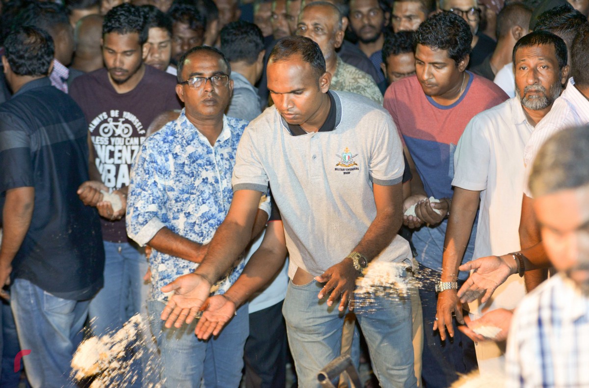 އޯގަސްޓް 20، 2017: ލަވަ ކިޔުންތެރިޔާ މޭޖާ އާތިފްގެ ޖަނާޒާގެ ތެރެއިން